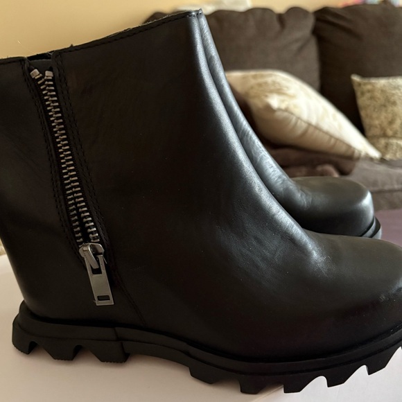Black Leather Ankle Boots with Zipper - Picture 1 of 5
